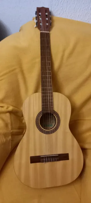 Guitarra española de madera