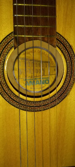 Guitarra española de madera