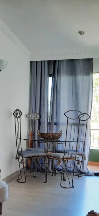 Mesa de comedor redonda de cristal y metal