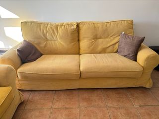 Dos sofás amarillos de tela
