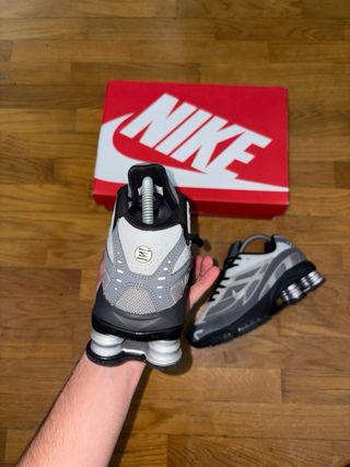 Zapatillas Nike Shox R4 Gris Blanco negro