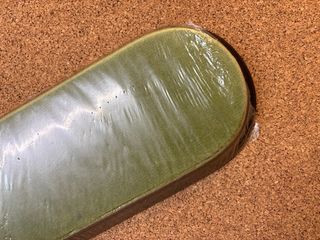 Base in mogano e superficie in velluto verde