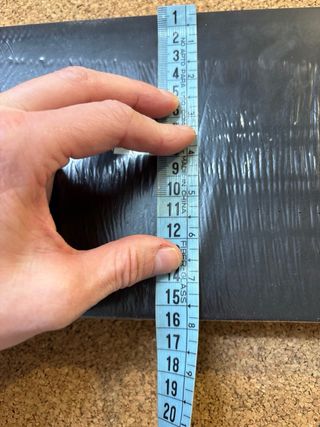 Base in mogano e superficie in velluto verde