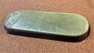 Base in mogano e superficie in velluto verde