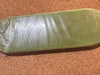 Base in mogano e superficie in velluto verde