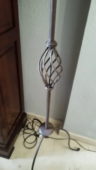 Lámpara de pie rústica metal y tela