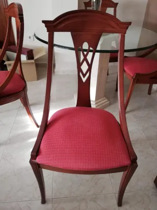 Elegantes sillas de madera.