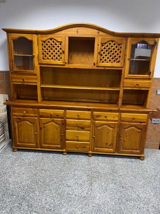 Mueble de madera con vitrina