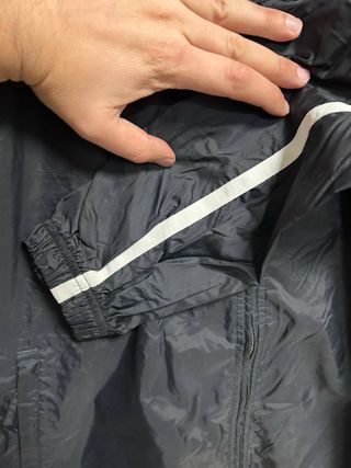 Giacca a vento Nike nera con cappuccio