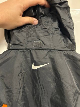 Giacca a vento Nike nera con cappuccio