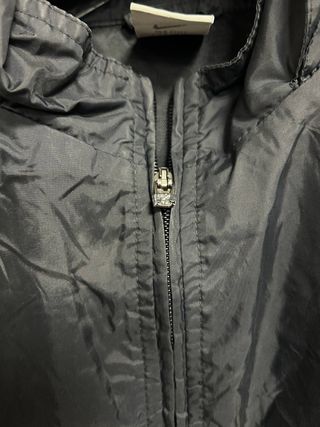 Giacca a vento Nike nera con cappuccio