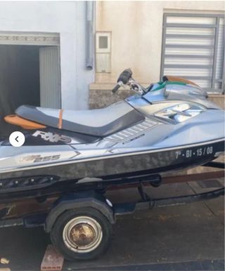 Moto de agua plateada con remolque