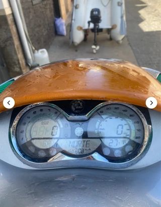 Moto de agua plateada con remolque