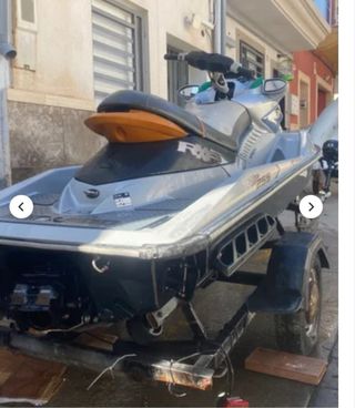 Moto de agua plateada con remolque