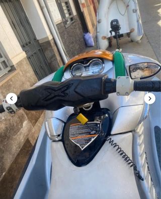 Moto de agua plateada con remolque