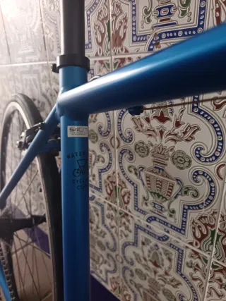 Bicicleta de carretera Trek azul