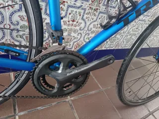 Bicicleta de carretera Trek azul