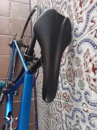 Bicicleta de carretera Trek azul