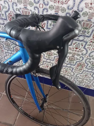 Bicicleta de carretera Trek azul