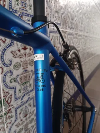 Bicicleta de carretera Trek azul