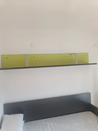 Estantería metálica y de madera