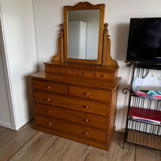 Tocador de madera natural pino en perfecto estado.