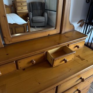 Tocador de madera natural pino en perfecto estado.