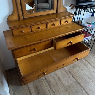 Tocador de madera natural pino en perfecto estado.