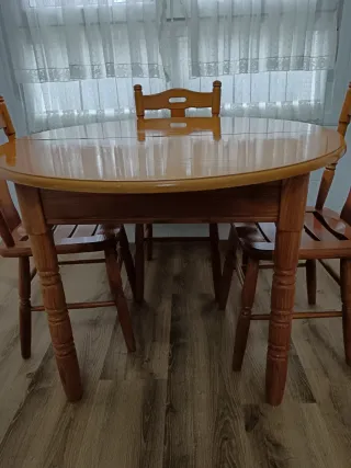 Mesa redonda y 4 sillas de madera