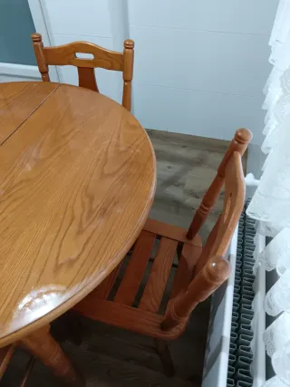 Mesa redonda y 4 sillas de madera