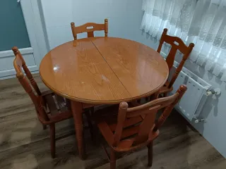 Mesa redonda y 4 sillas de madera