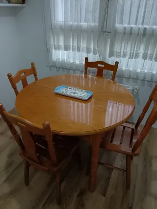 Mesa redonda y 4 sillas de madera