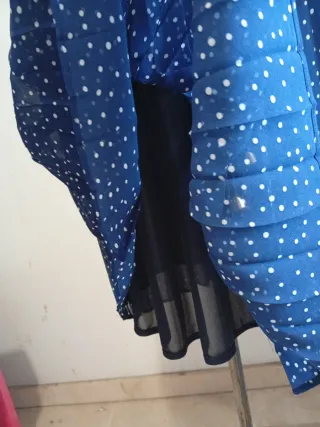 Falda plisada azul con lunares blancos