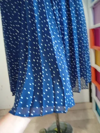 Falda plisada azul con lunares blancos