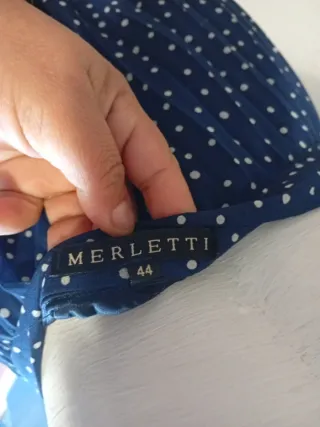 Falda plisada azul con lunares blancos