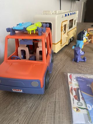 Autocaravana Bluey con figuras y accesorios