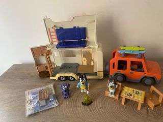 Autocaravana Bluey con figuras y accesorios