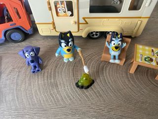 Autocaravana Bluey con figuras y accesorios