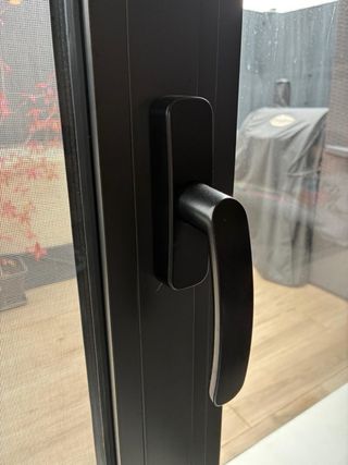 Puerta doble aluminio oscilobatiente con cristal