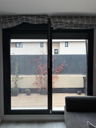 Puerta doble aluminio oscilobatiente con cristal