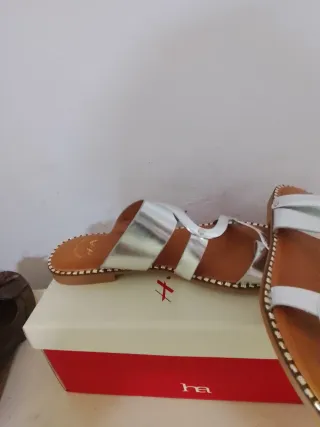 Sandalias plateadas y marrones sin talón