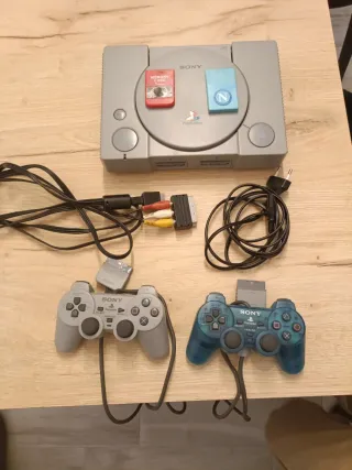 PlayStation 1 con 2 joystick e Memory Card