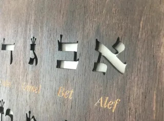 Tabla de madera con letras hebreas