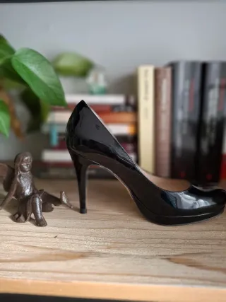 Zapatos de tacón charol negro