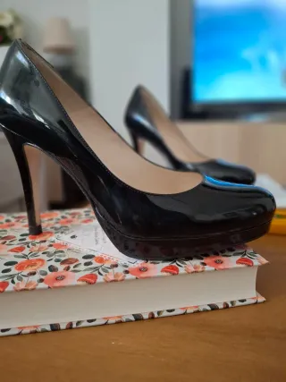 Zapatos de tacón charol negro