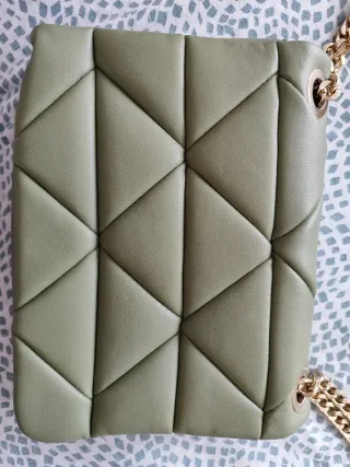 Bolso verde acolchado con cadena dorada
