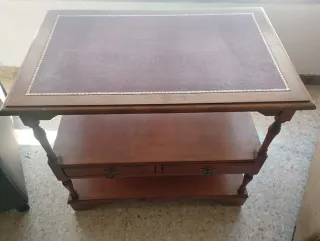 Mesa auxiliar vintage de madera y piel