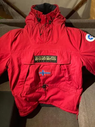 Parka Napapijri Roja, forro de felpa.Muy calentita