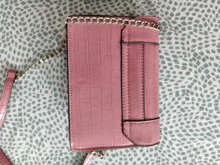 Bolso rosa con cadena plateada