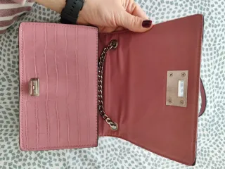 Bolso rosa con cadena plateada
